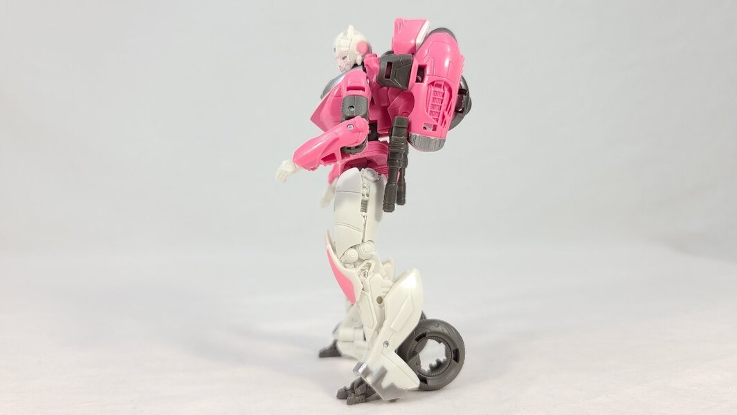 TF Collector Studio Series 85 Arcee Review  (7 of 13)